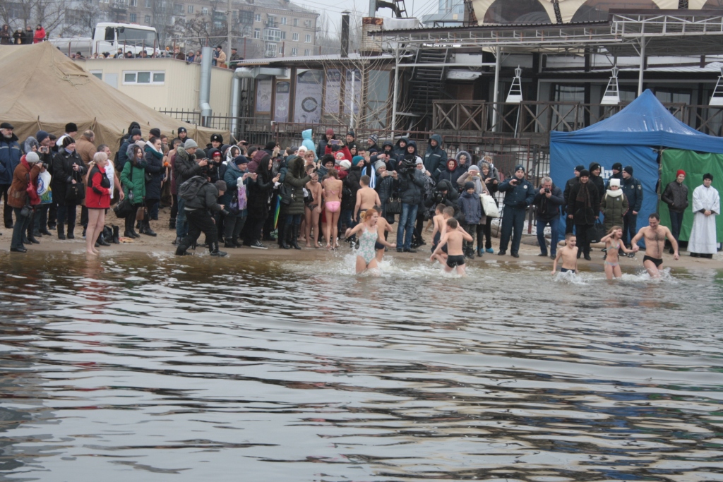 В Запорожье отпраздновали Крещение под пристальным наблюдением спасателей (фото)