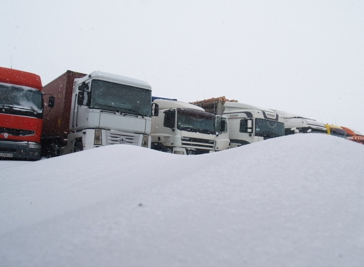 Снежные заносы на Запорожье: движение по трассам ограничено, села отрезаны от цивилизации
