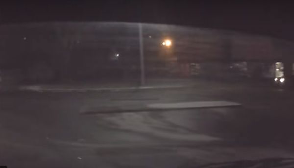 Как в Запорожье из грузовика на полном ходу вылетают бетонные плиты, – Видео