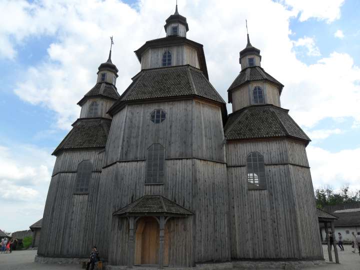 Религиозный скандал в Запорожье: бойцы Нацгвардии охраняют храм на Хортице