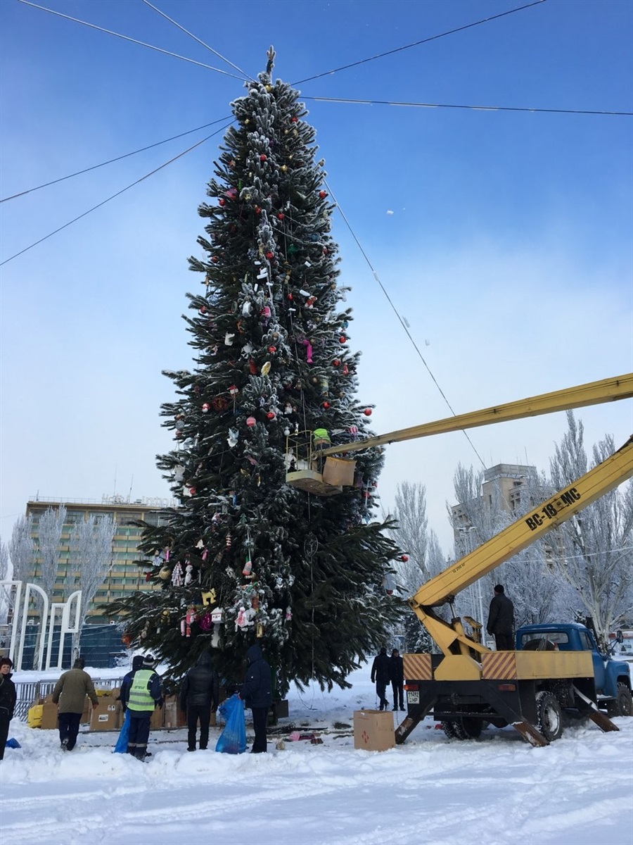 В Запорожье демонтируют новогодние елки – фото