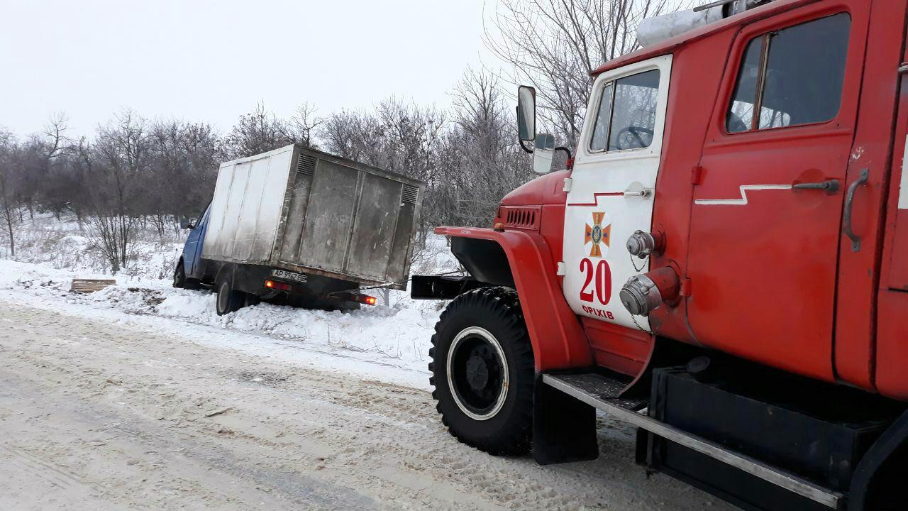 В Запорожской области бойцы ГСНС спасли из снежного плена людей и автомобили – фото
