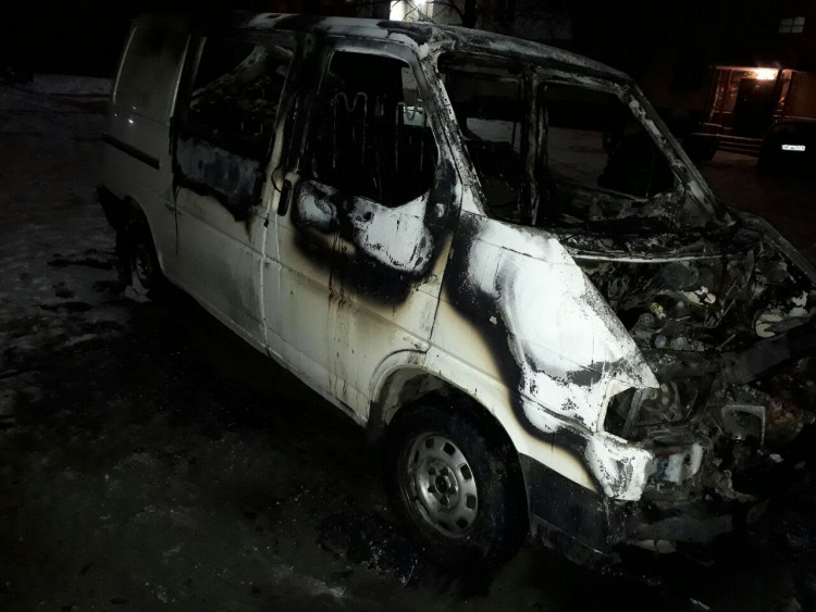 В Запорожье по неизвестным причинам сгорел микроавтобус