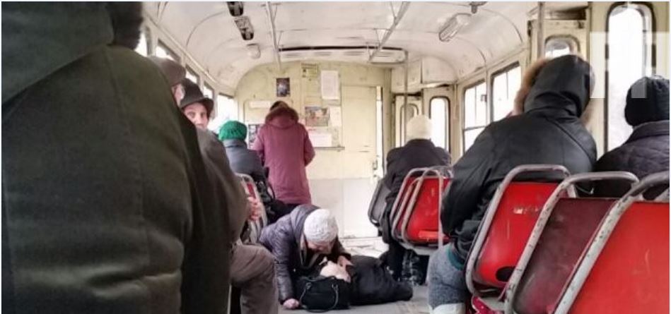 В Запорожье в трамвае умер человек