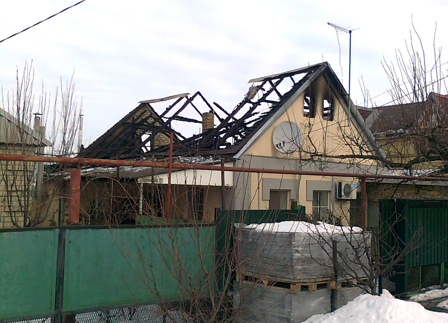 В Запорожье сгорел частный дом – ФОТО