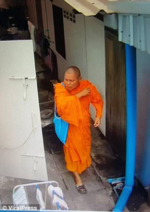 Монах похитил женское бельё которое сушилось на улице