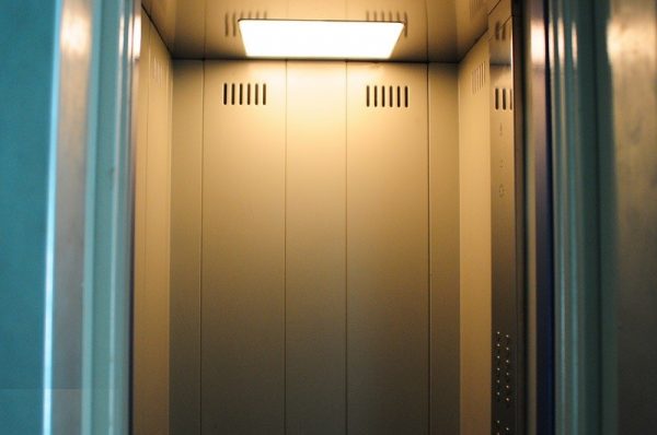 В Запорожье убийца оставил свою жертву в кабине лифта