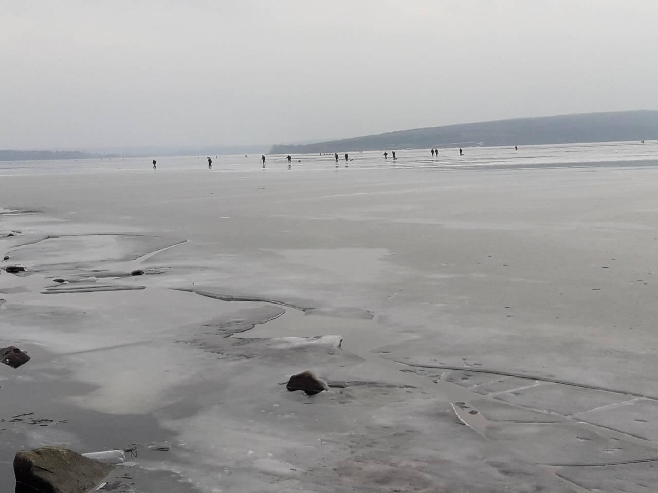 В Запорожье рыбаки вышли на опасный лед порыбачить – ФОТО, ВИДЕО