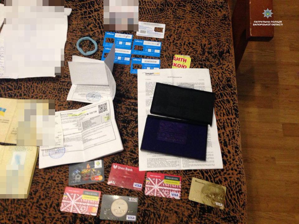 В Запорожье задержаны мошенники, имевшие при себе множество банковских карт