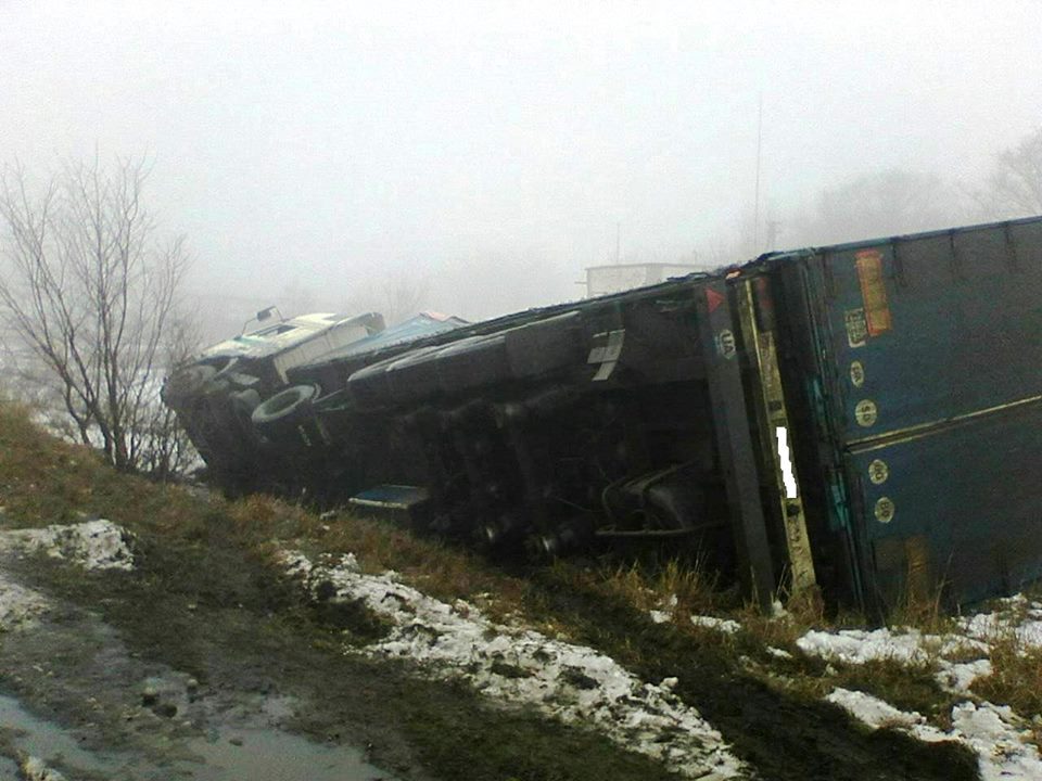 Запорожская область: на автодороге перевернулся грузовик с известью