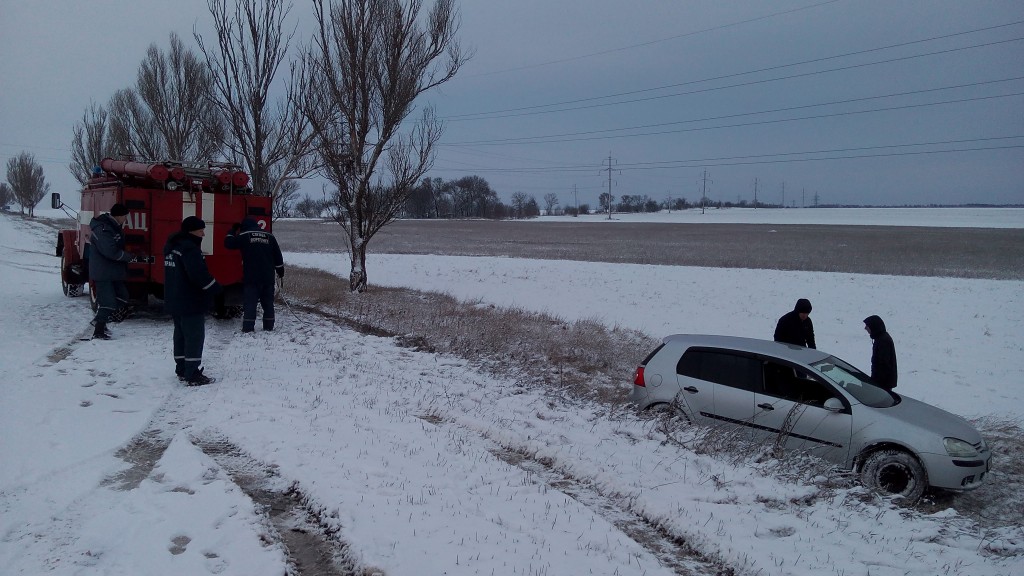 В Запорожской области спасатели продолжают освобождать авто и людей из снежного заноса