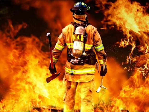 В Запорожье пожарные спасли на пожаре мужчину