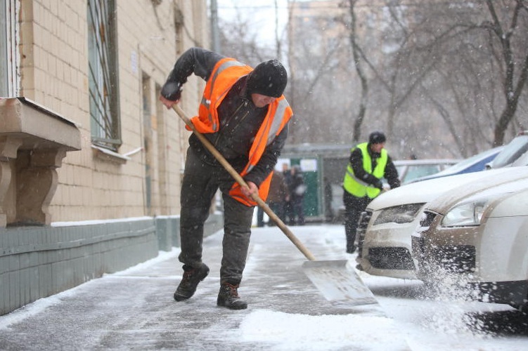 “Работают одни-зарабатывают другие”: В Запорожье частная фирма получит 3 млн. грн. за уборку тротуаров