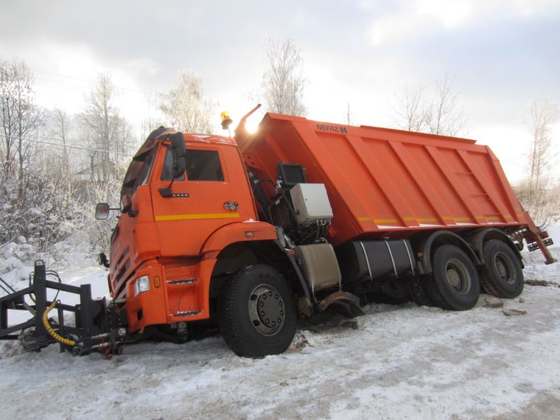 В запорожской области спасатели освободили грузовик с кювета