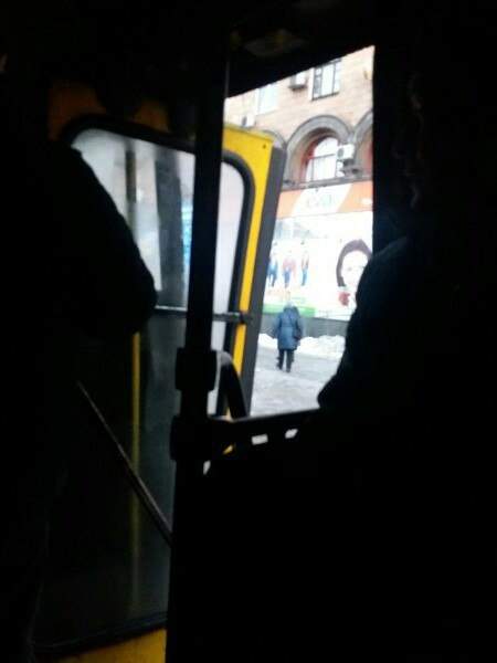 По Запорожью разъезжает автобус способный выбрасывать людей на дорогу
