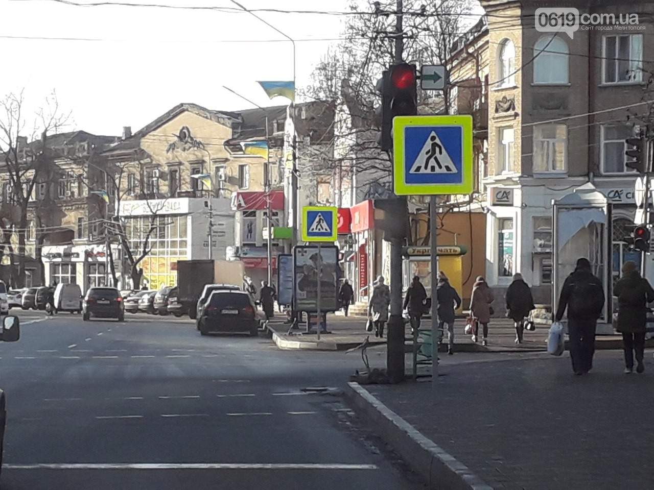 Как в Мелитополе вешают дорожные знаки (фото)
