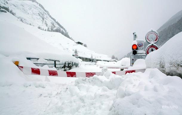 Европу завалило снегом, закрыты десятки трасс