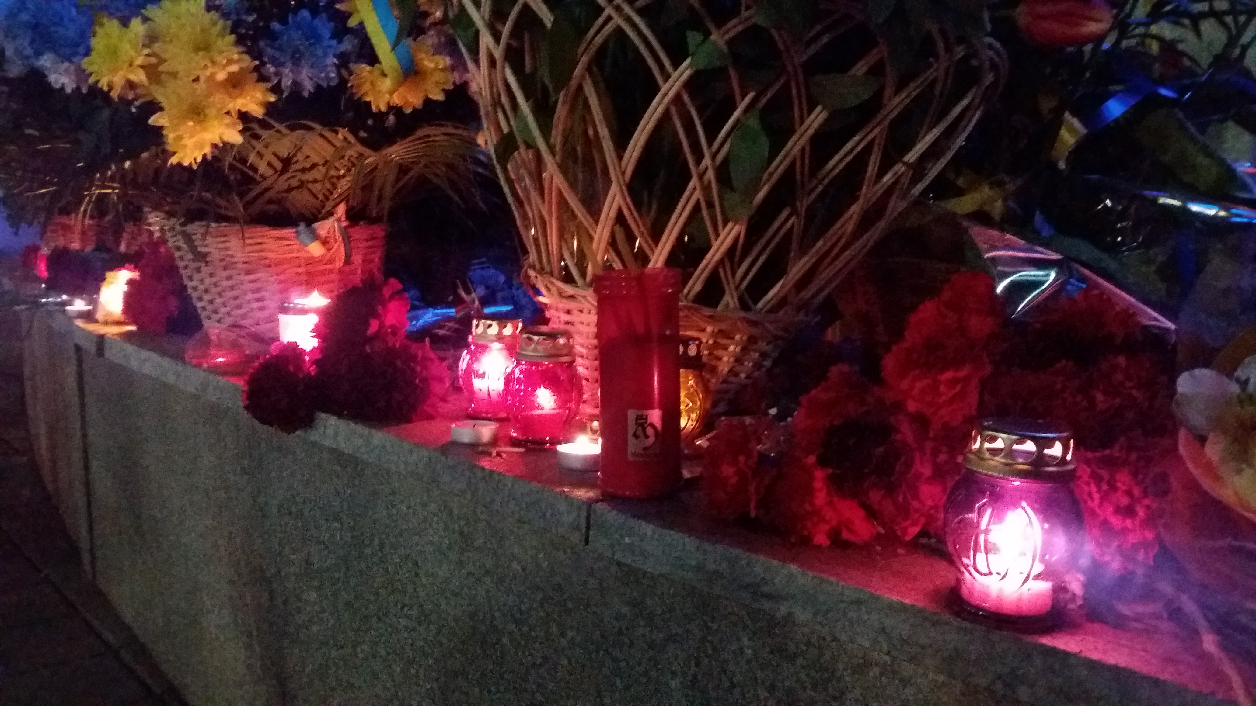 В центре города запорожцы зажгли лампадки в память Героев Небесной Сотни, — ФОТОРЕПОРТАЖ