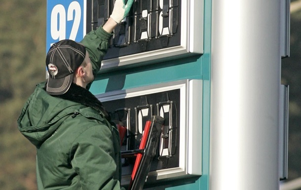 На украинских АЗС продолжает дешеветь бензин