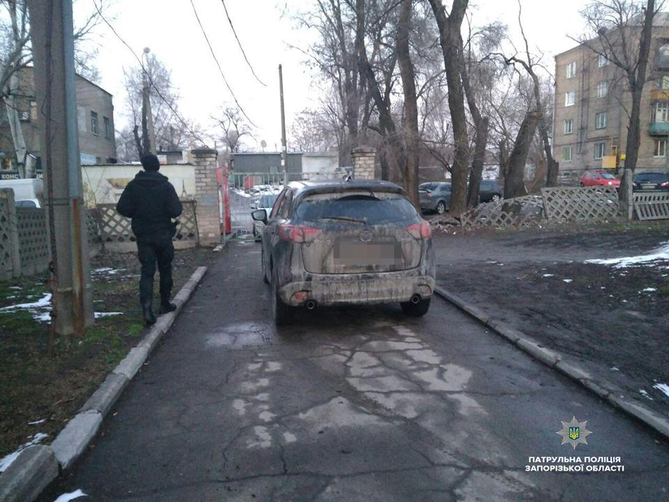 “Пуп Земли”: В Запорожье эвакуировали авто, перекрывшее дорогу в школу