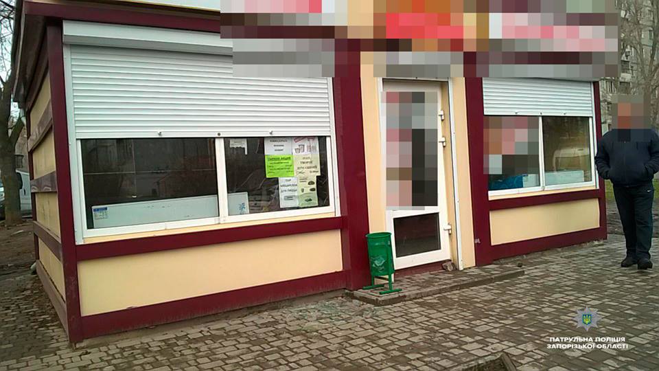 В Запорожье хулиган побил прохожих и разбил витрину магазина