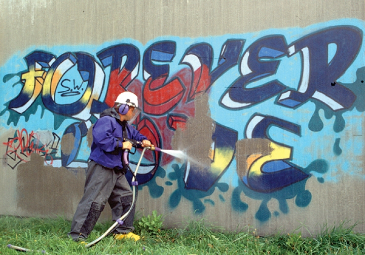 Запорожский горсовет потратит 72 тысячи на удаление граффити
