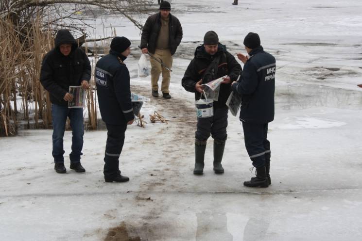 Запорожские спасатели разбили прибрежный лед, чтобы предотвратить выход на реку отчаянных рыбаков (ФОТО)