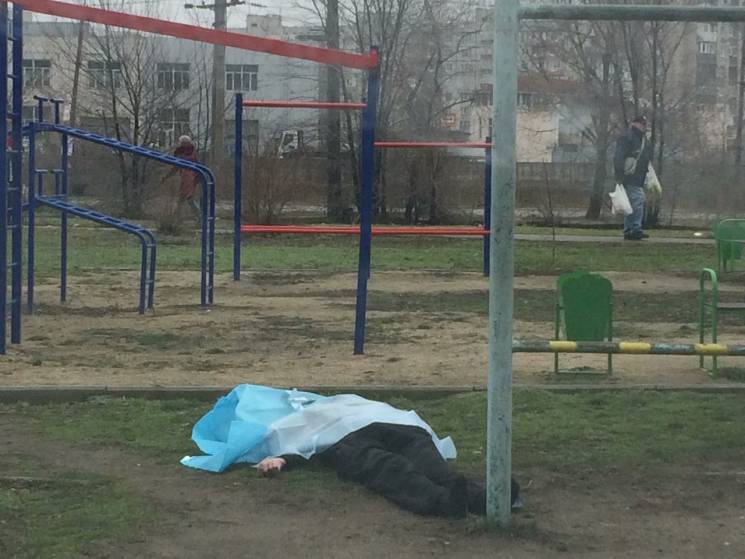 В Запорожье прохожие обнаружили труп на детской площадке