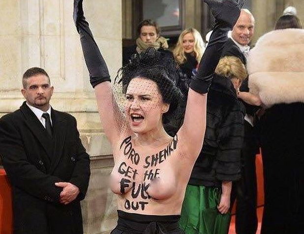 “Poroshenko, get the fuck out of the Ball!” Активистка Femen прорвалась на Венский бал топлесс