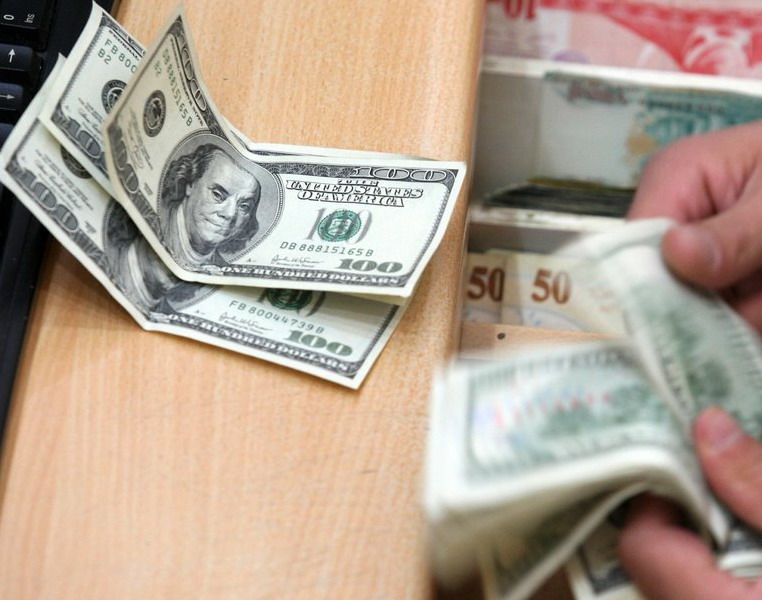 В Запорожье продолжает дешеветь доллар