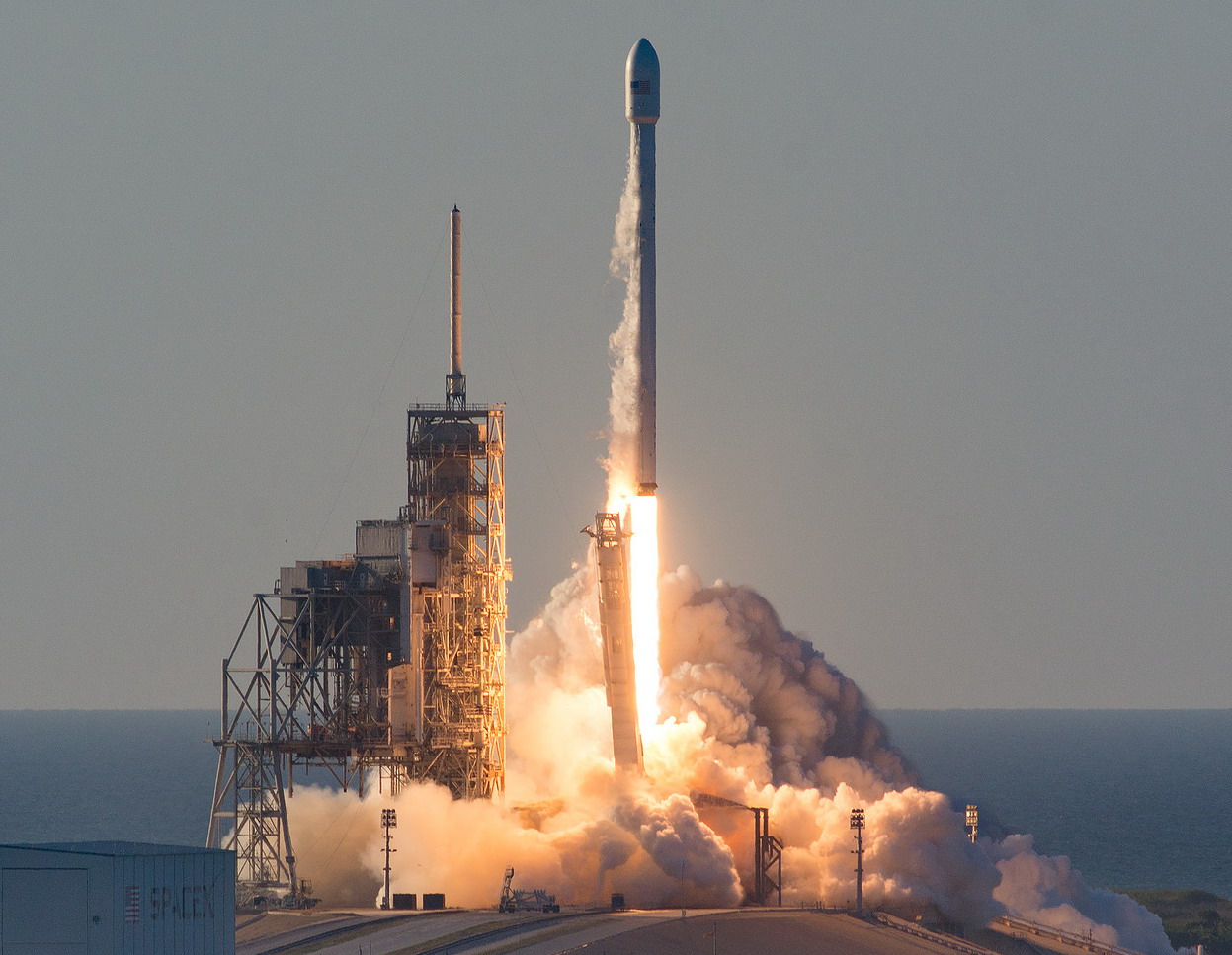 SpaceX успешно запустила ракету-носитель Falcon Heavy