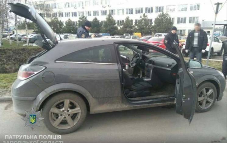 В Запорожье полиция задержала вооруженных бандитов, которые выкинули владельца из авто (ВИДЕО)