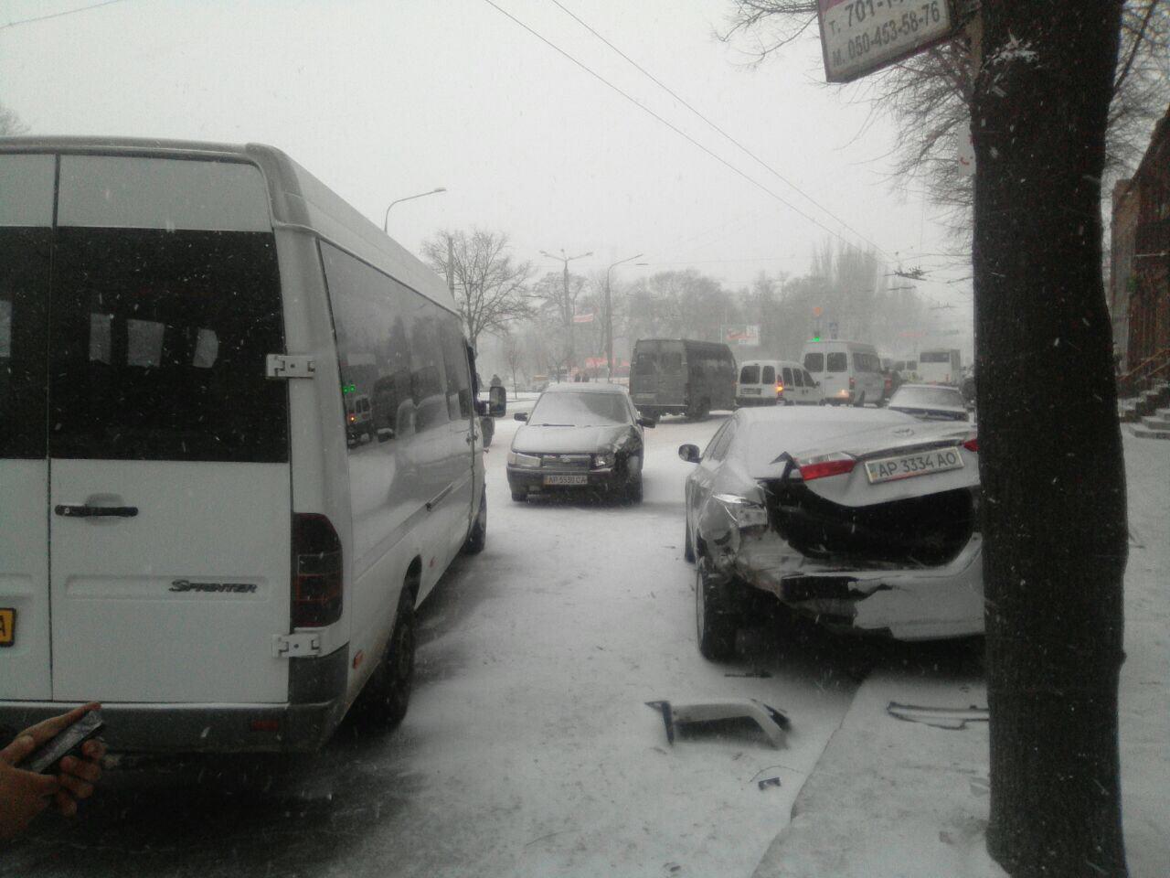 В Запорожья водитель маршрутки спровоцировал массовое ДТП