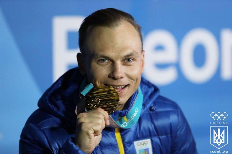 Бубка вручил Абраменко золотую медаль ОИ-2018
