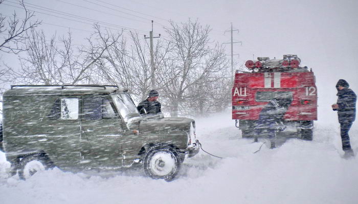 В Запорожской области спасали автомобиль из снежного заноса