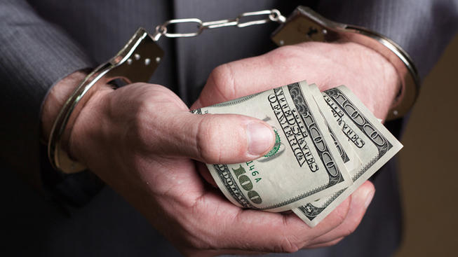 В Запорожье правоохранители поймали полицейского на взятке в 2500$