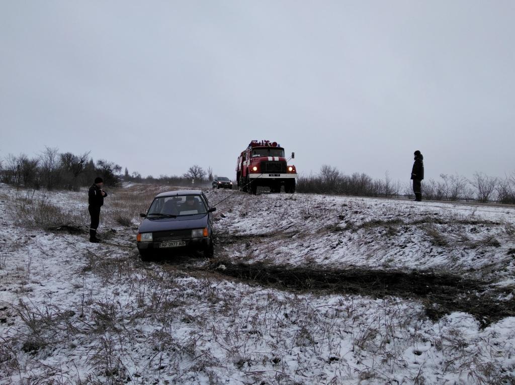 В Запорожской области освободили автомобиль из кювета