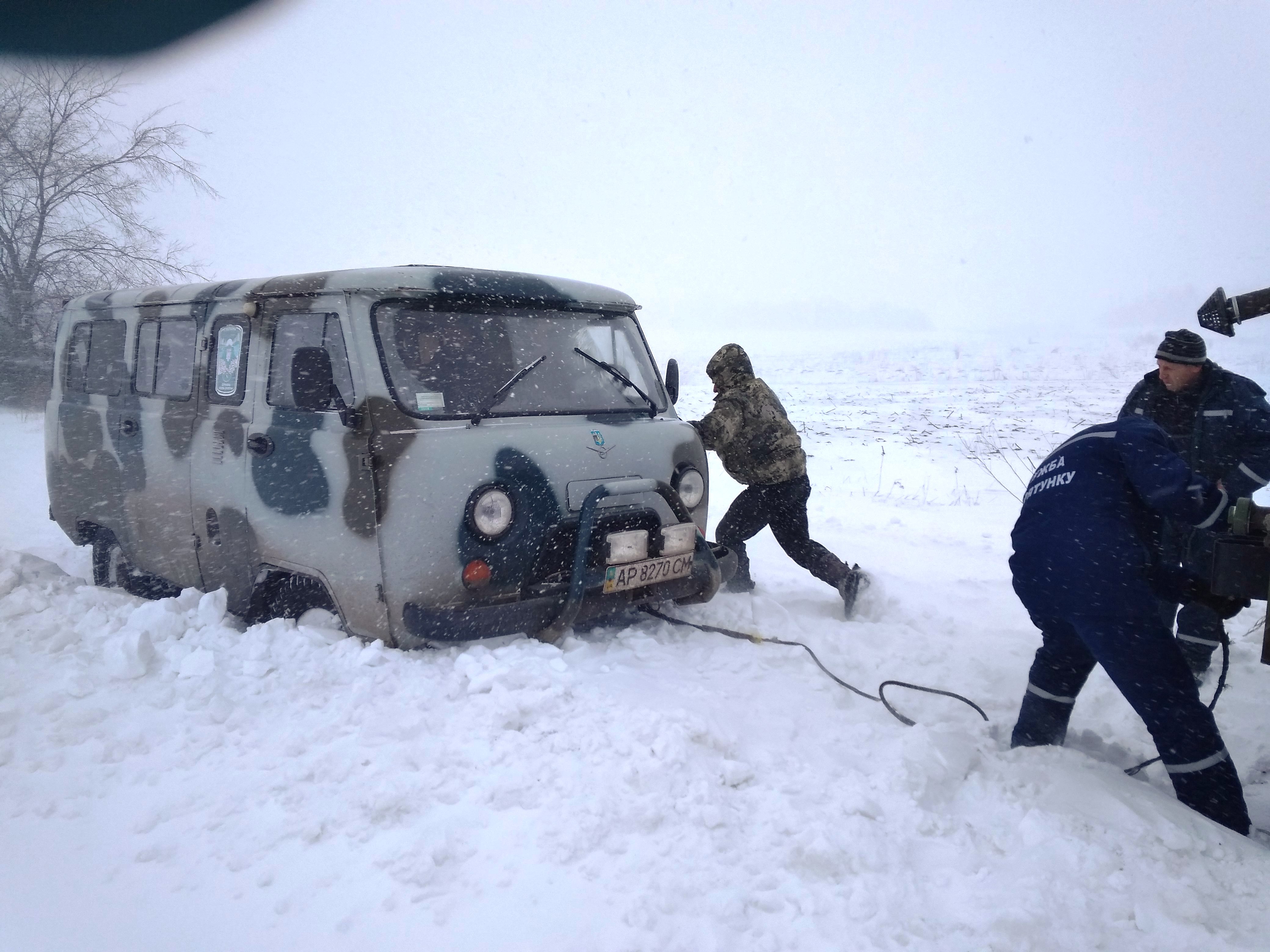  Зима не отступает:  бойцы ГСЧС спасли из снежного плена 132 человек и освободили 87 автомобилей, – ФОТО