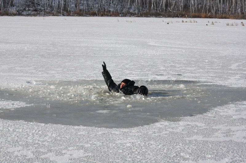 На Запорожье мужчина спас односельчанина, который провалился под лед