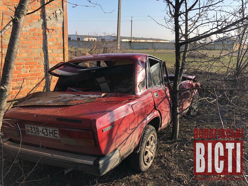 В Запорожской области ВАЗ врезался в жилой дом, тело водителя пришлось вырезать