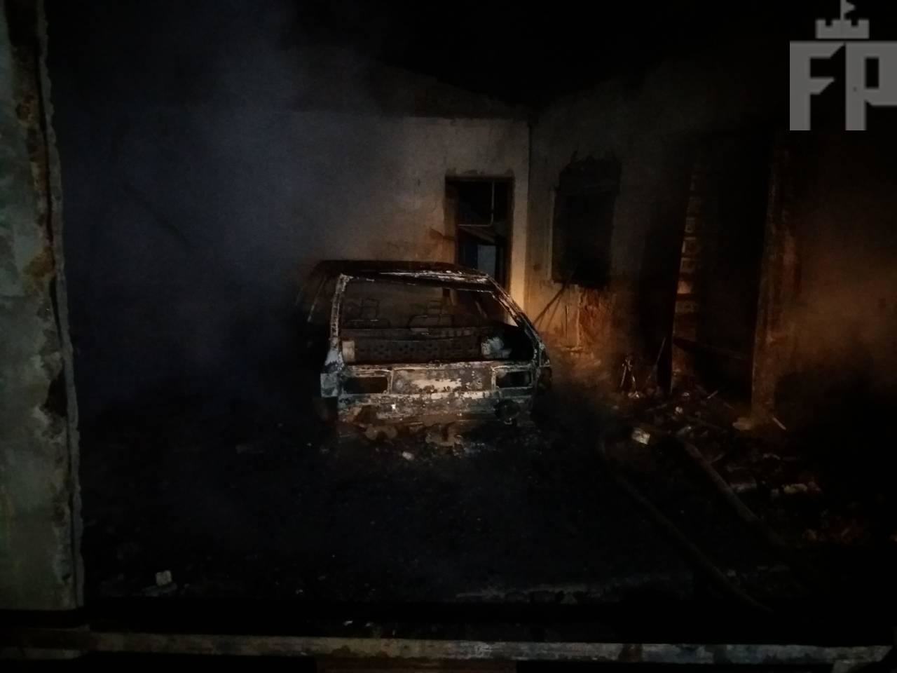 Под Мелитополем ВАЗ-2108 дотла сгорел в гараже