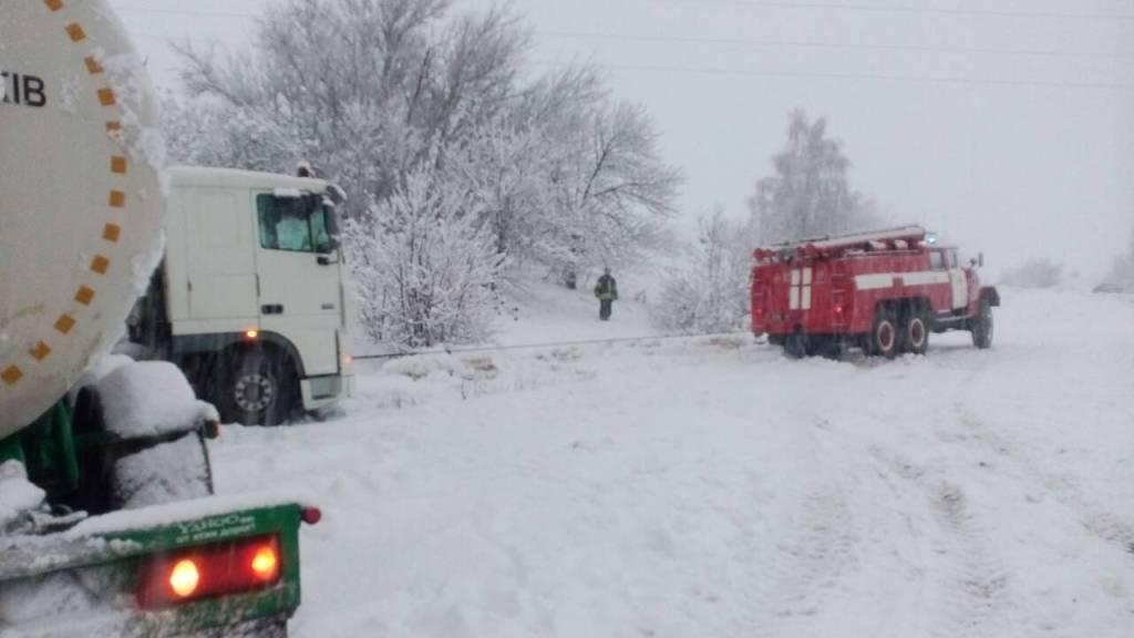 В Запорожской области за сутки спасатели спасли из снежного заноса 2 человека и освободили 2 авто
