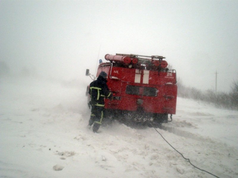 В Запорожской области спасатели вытянули из снежного плена автомобиль