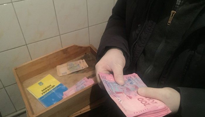 Харьковской СБУ задержан чиновник за взятку в четыре тысячи долларов США