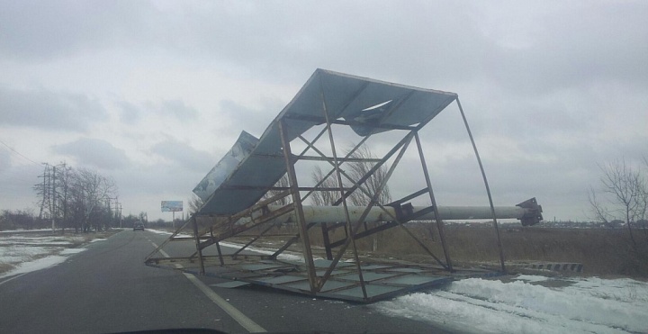 Ураганный ветер в Бердянске стал причиной падения билборда. ФОТО