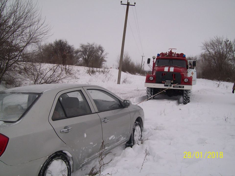 В Запорожской области за сутки бойцы ГСНС спасли из снежного заноса 9 человек и освободили 6 автомобилей
