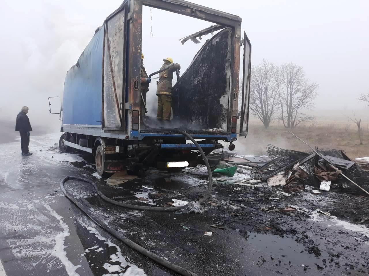 В Запорожской области на трассе сгорела фура – ФОТО