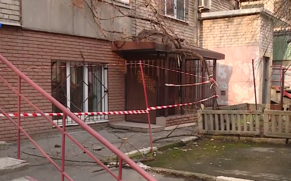 В Запорожье рассыпается по кирпичам многоэтажка