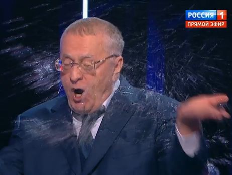 Ксения Собчак облила Жириновского в прямом эфире во время дебатов дабы успокоить
