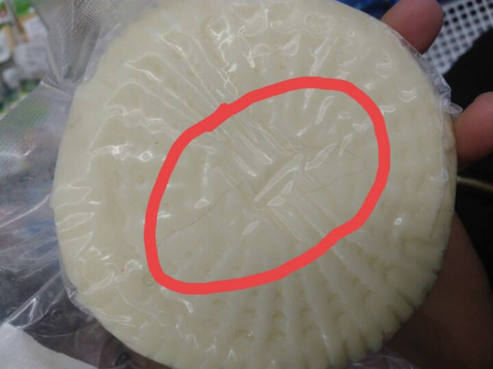 В Запорожской области в супермаркете продают сыр с волосами, – ФОТО